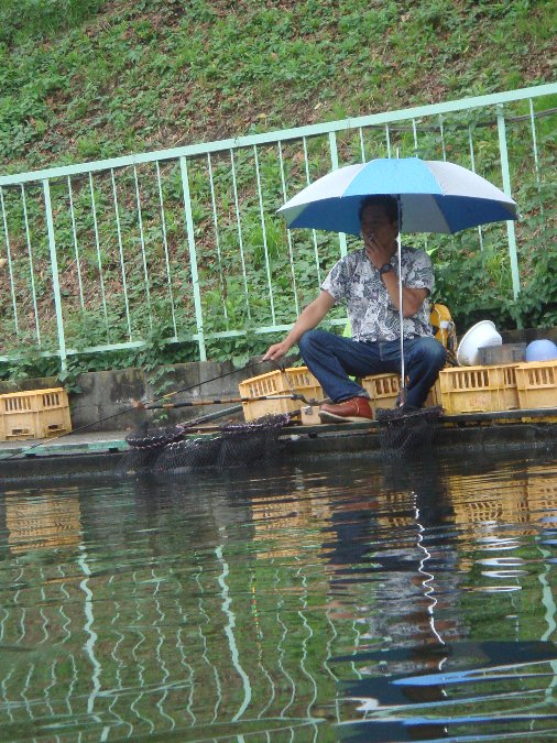 จังหวะรอปลาเข้า.....ผมเจอลุงคนนี้เทพมากสอยเอาสอยเอา....แต่วันนี้เข้าบ่อ....[b]เรื่องกฏกติมามารยาท...