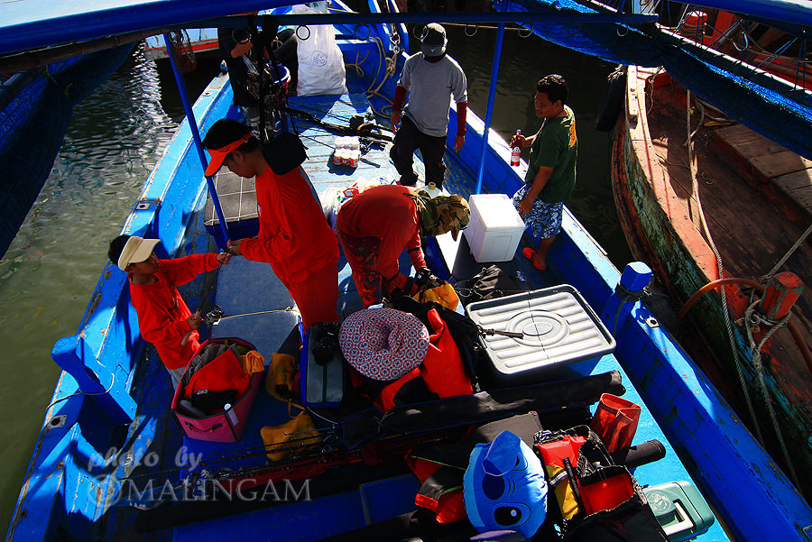 ต่างก็เตรียมอุปกรณ์  ตั้งแต่ยังไม่ออกเรือครับ.........นานๆมากันที  :grin: