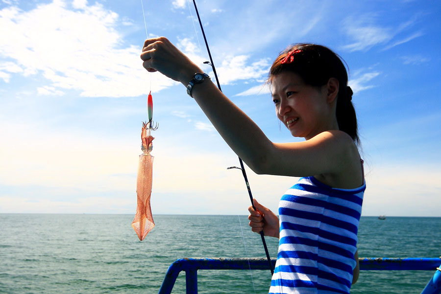 ...หมึกใสๆ......กับสาวสวยๆ....ที่ท้ายเรือ....
 :smile: :smile: