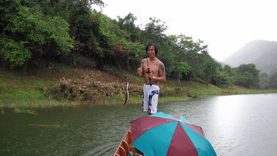               กลับไปตีตามหุบ....ฝนมาจากไหนไม่รู้  ลงกลางแดดเลย.......นู๋แหม่ม ไม่ต้องกลัว เรือผมมีร่