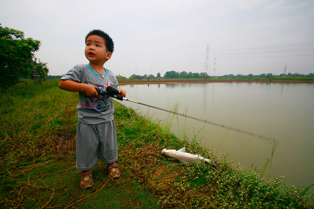 ขึ้นมาก็ โม้ ใหญ่ว่า  "ฟิวส์ตกปลา ......  ฟิวส์ได้ปลาด้วย  ...... ปลาตัวใหญ่เลย "