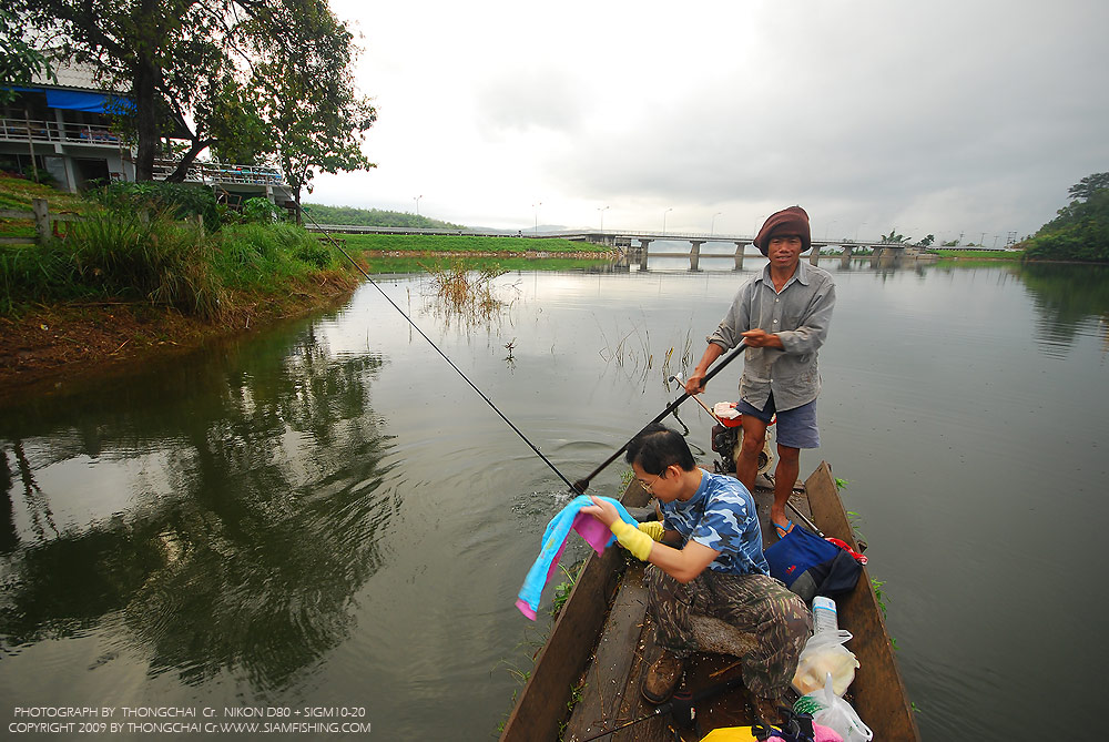 วันนี้จ้างเรือครับ เพื่อซ่อมท้องเรือ และทำสีใหม่ ยังไม่เสร็จนะครับ  :cheer: :cheer: :cheer: :cheer: