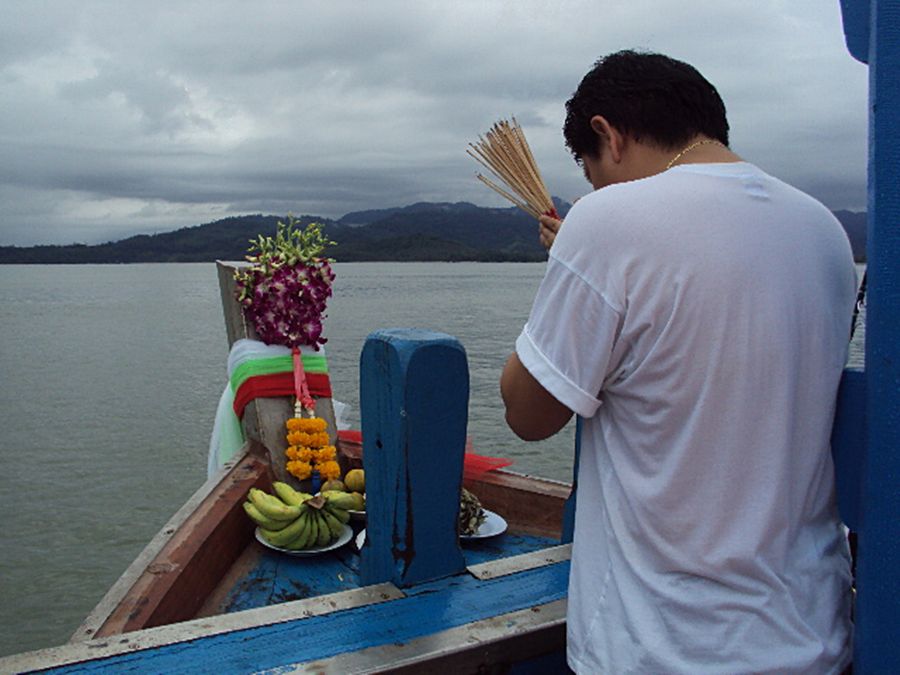 เรือผ่านหน้าศาลน้าทอมทำพิธีกราบไห้วแม่ย่านางเรือครับ :smile: :smile: :smile: :smile: