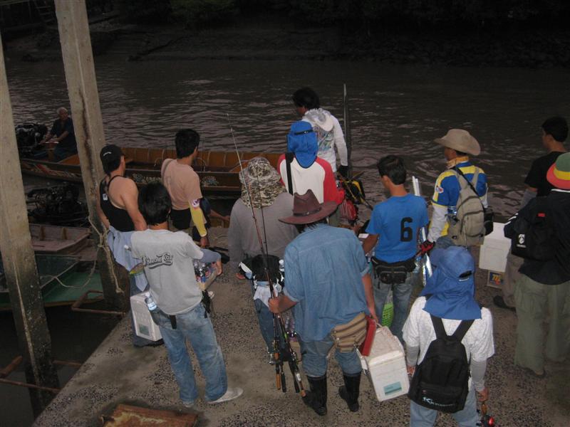 เรือมาแล๊ะ ต่างก้อทยอย เดินมาที่ท่าเรือ ช่วยกัน คนละไม้ คนละมือ ขนเสบียงและอุปกรณ์ ตกปลาครับ
 :chee