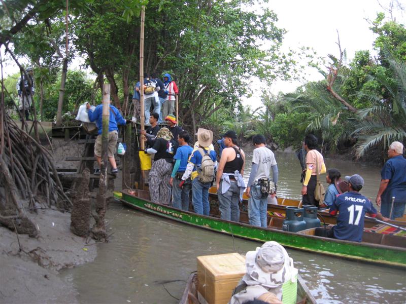 เมื่อกี้ ตอนลงเรือ ก้อช่วยกันขนของลง ตอนนี้ขึ้น ก้อช่วยกันขนของขึ้นจากเรือ อีกแล๊ะ อิอิ
 :laughing: