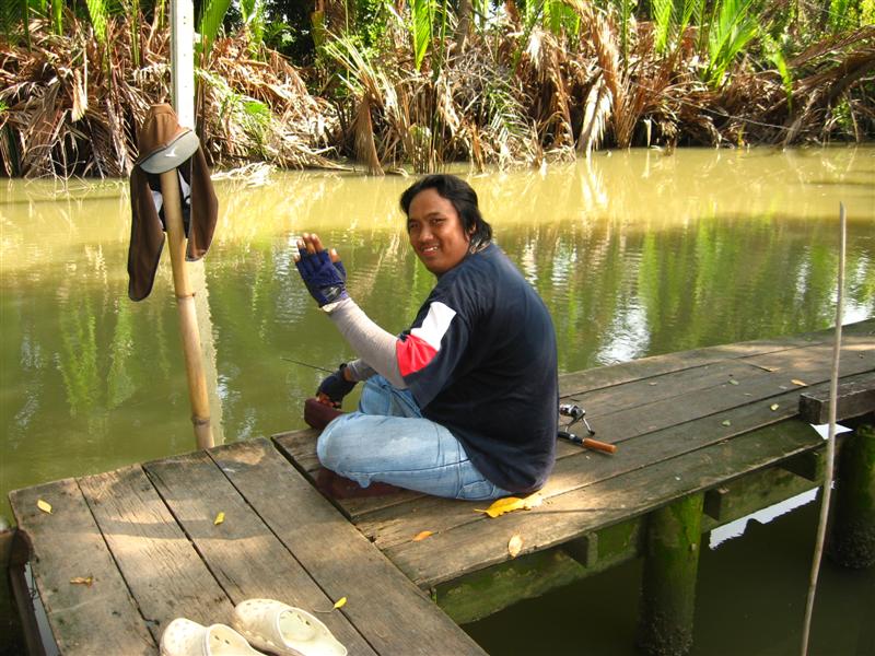 หลังจากที่ น้าเม่น หาที่ลงตก เห็ดโคน ตรงประตูน้ำ ไม่ได้ เลยหนีไปนั่งที่ สะพานตกปลากด และ ปลาดุกเล ซ๊