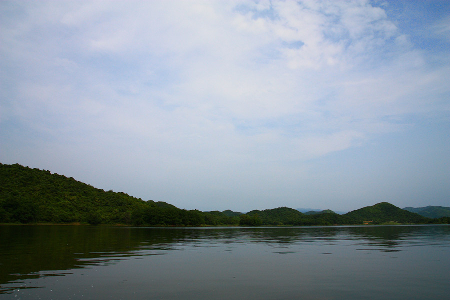 ตอนเช้าหนาว ๆ....อากาศเย็นๆ แจ่มถูกใจนั่งเรือเข้าหมาย ลมพัดมาเย็นสะท้านถึงใจ

ตอนนี้สาย ๆ แดดมาแล้
