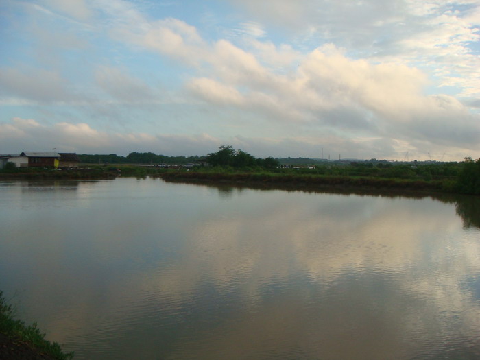 หันกลับไปดู ชุดรอเรือ เห็นอยู่ลิบๆ  แล้วคิดในใจว่า  โชคดีของท่านๆ แล้วครับ ที่ไม่เดินมาทางนี้  :grin