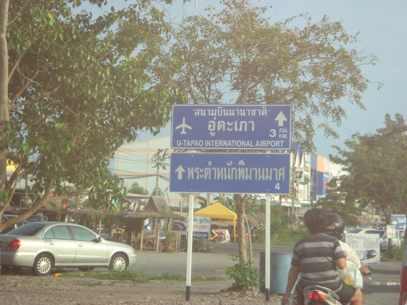 ออกเดินทาง.....ไปกันตามเส้นทางนี้ครับ
แถวนี้ฝนไม่ตก...จริงจริงด้วย.............ทางแห้งสนิท   :love: