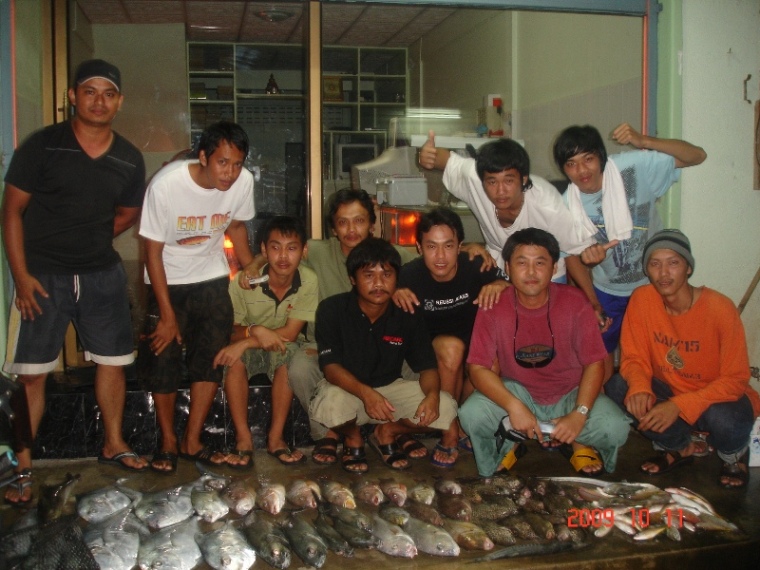 โชว์ตัวเพื่อนรวมงานครับ.

 :cool: :cool: :cool: