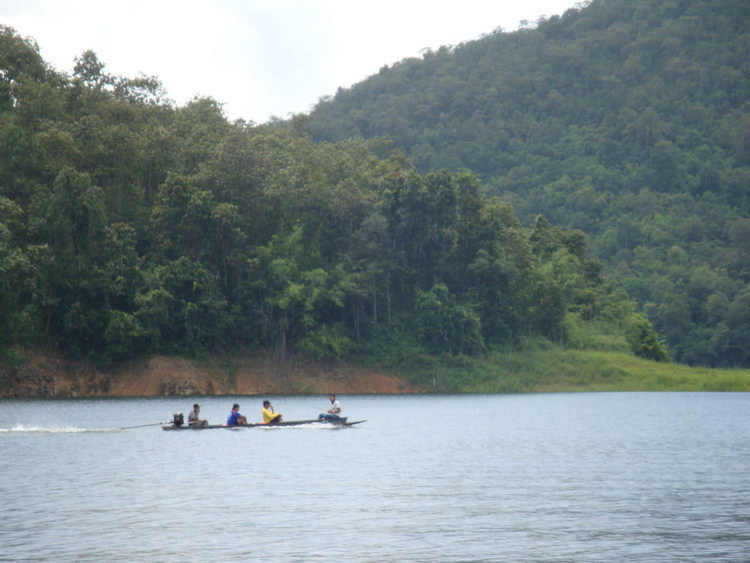 บ้างก็มากัน สามคนเลย เรือชาวบ้าน ที่นี่ ลำค่อนข้างเล็ก 