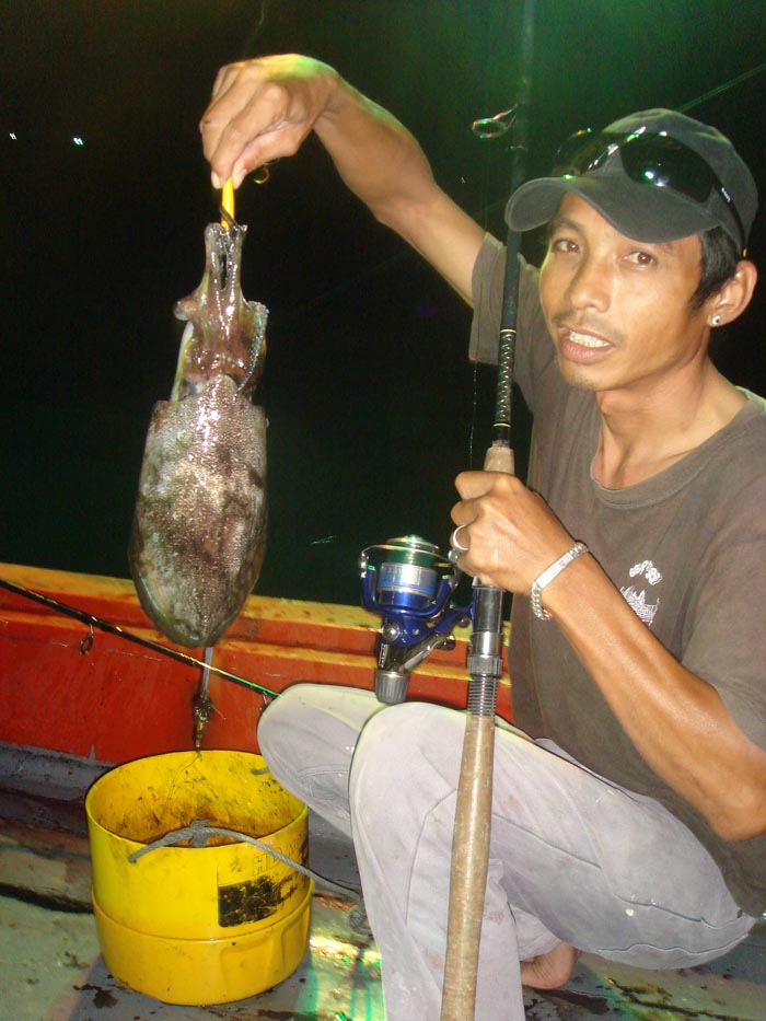 น้าเม่น............จั่วหมึกกระดองตัวเป้งขึ้นมา ท่าทางไอ้ตัวนี้ไม่รอดถูกย่างแน่   :umh: