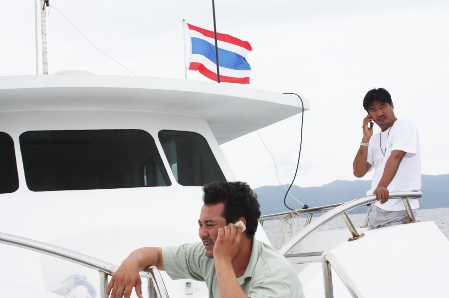 พายุมา......ปัญหาเกิดรีบถอนสมอปรากฏเชือกสมอขาดไปพันใบจักร...พี่โทจึงต้องดำน้ำไปแก้ใข ต่างคนต่างโทรหา