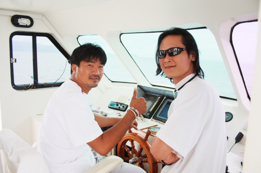 สุดท้ายน้าบอยกับผมมีความเห็นว่าจึงต้องยึดเรือ... :cool: :cool: :cool: