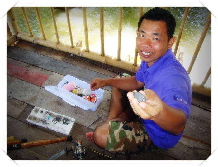 ทานเสร็จพลขับรีบจัดแจงอุปกรณ์ตกปลา  :grin: :grin: