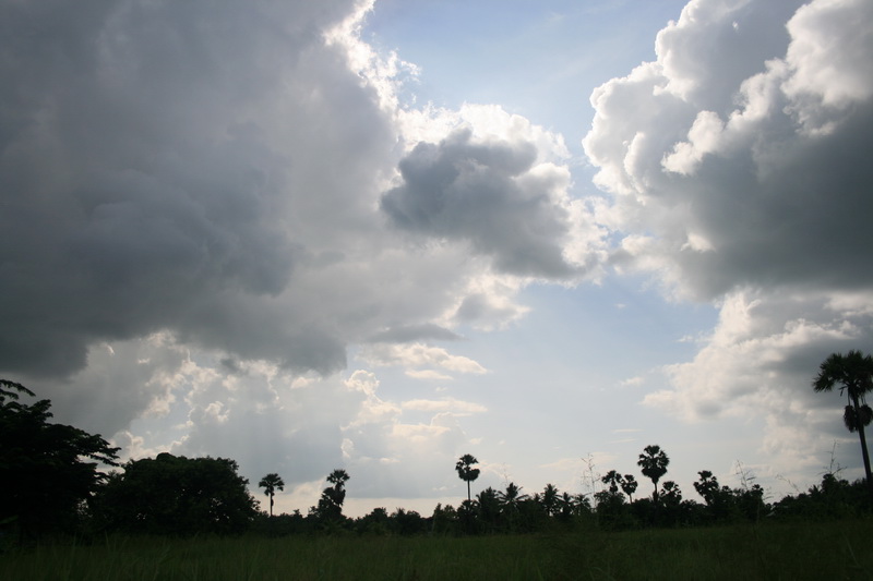 คนถ่ายรูปก็ถ่ายไปเลื่อยเปื่อย..ท้องฟ้ามีเมฆมาก..เหมือนฝนจะมาอีกแล้วยังไงก็ขออย่าให้ตกเลยจะได้ตกปลาซะ