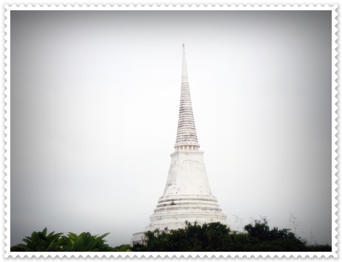 ถ่ายภาพจากด้านล่างดูไกลและสูง...แต่สวยค่ะ อย่างนี้ต้องขึ้นไปพิสูจน์  :smile: :smile: