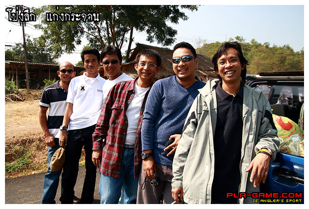 พี่ๆ จากช่อง 7 สี ถ่ายรูป กับ ทีม ปลาเ