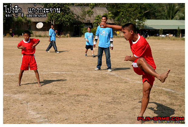 แต่เป็น ของโป่งลึกFC นะ  ที่พับสนาม และรุก เรา   ....

  ดูสิครับ พวกเด็กๆ ไม่ใส่รองเท้าเตะบอล เหม