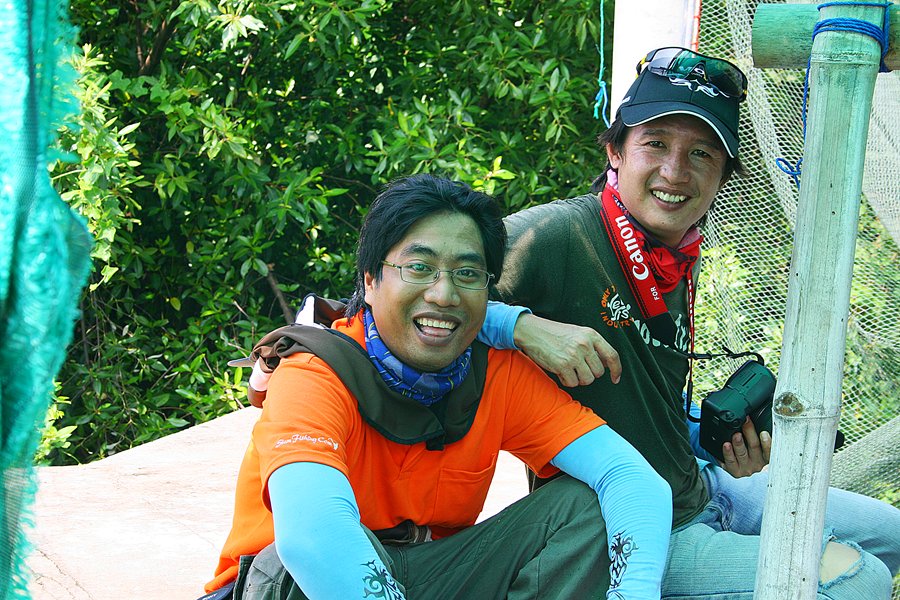  :grin: ส่วนว่าที่เจ้าบ่าว สงสัยกลัวตัวดำแอบมาหลบแดดอยู่นี่เหมือนกาน เอิ๊กกกก  :grin:
