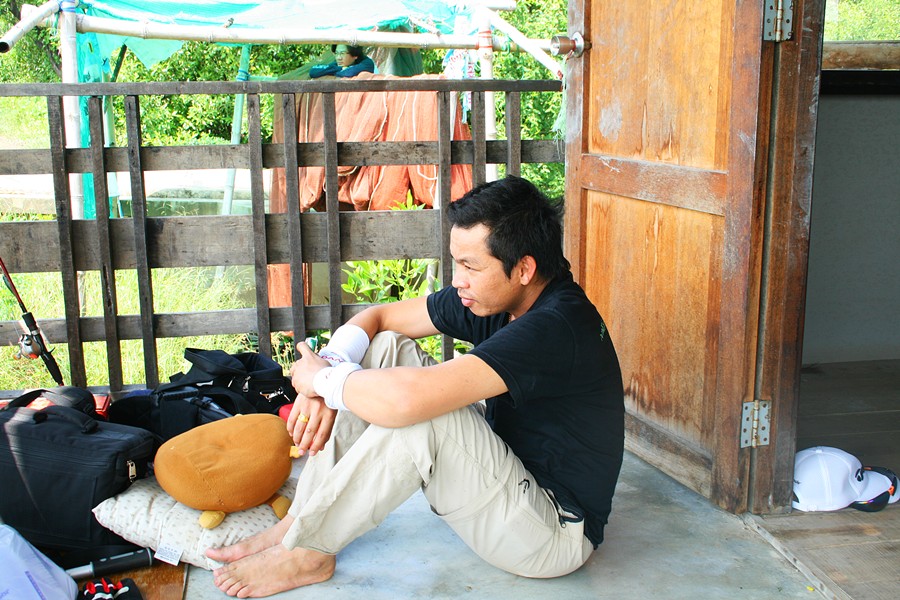  :cool: อีตาน้ำขนาดอึดๆก้อต้องแอบบมาหลบแดดเหมือนกัน....เฮ้อเริ่มลำบากน๊า อิอิ  :sad: