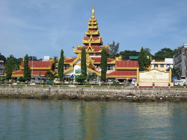 สัญลักษณ์ของเกาะสอง คนไปตกปลาที่พม่าชอบถ่ายรูป
อาคารหลังนี้โดยคิดว่าเป็นวัด แท้ที่จริงมันเป็นร้านอา