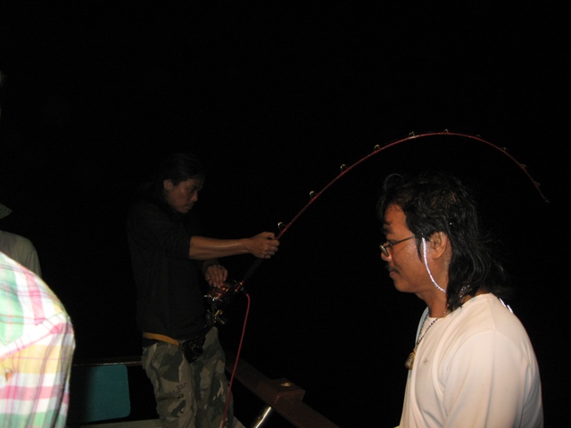 ช่วงหัวค่ำ ท้ายเรือโดนของใหญ่  :grin: