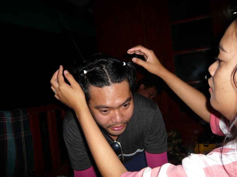 ต่างคนต่างประกอบกิจกรรมส่วนตัว  :laughin