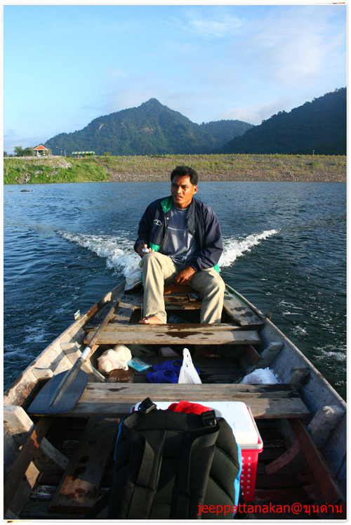 หมายแรกด้านตรงข้ามสันเขื่อนบริเวณเกาะกลางน้ำไต๋โกบึ่งเรือโดยไว