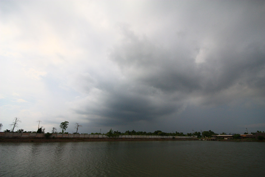 ป๊าดดดดดดดด...มองไปที่ด้านบนพระพิรุณทำท่าจะส่ง ฝนลงมาช่วยงาน....
เดินไปแอบในร่มก่อนดีก่า..เอามาเเต่