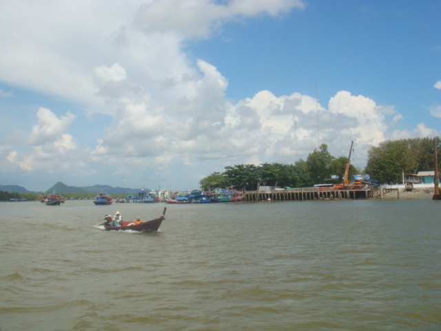 ได้เวลานัด บ่าย 2  ที่ท่าเรือปากบารา อ.ละงู  สตูล   หลังจากจัดแจง ขนสัมภาระขึ้นเรือ ก็เดินทางกันเลย.