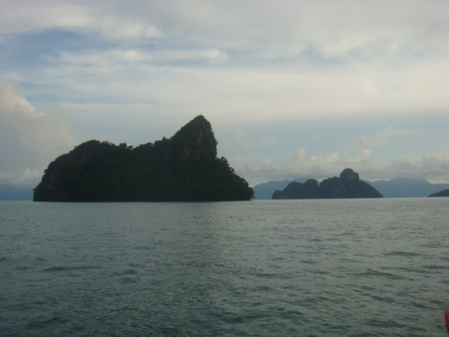 ใกล้ๆ  เป็นเกาะสิงห์    ถัดไป เป็นเกาะแลต๋อง (เกาะรังนก ห้ามเข้าใกล้)   ไกลสุด  เป็นเกาะลังกาวี  มาเ