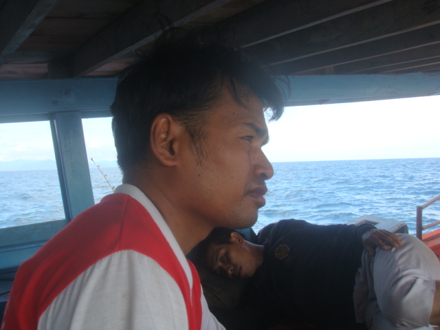 ส่วนผมกลืนไม่เข้า คายไม่ออก หลบไปนอนในเก๋งเรือ....เมาอีกแล้ว  แค่เป็นโหลน.....สงสัยเที่ยวนี้จะไม่ฟิต
