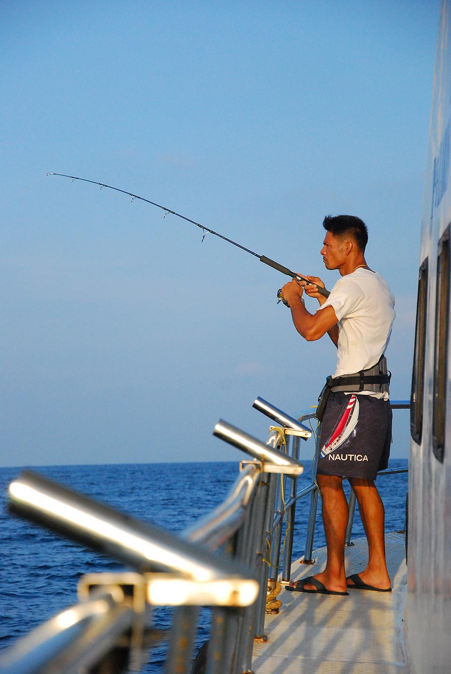 พี่โท  จิ้กอยู่ด้านหัวเรือ

ไต๋จอมขยัน  ตกปลากระตุ้น  น้อง ๆ ๆ ตลอด ไม่ยอมให้เหงา มีแต่เรื่อง.... 