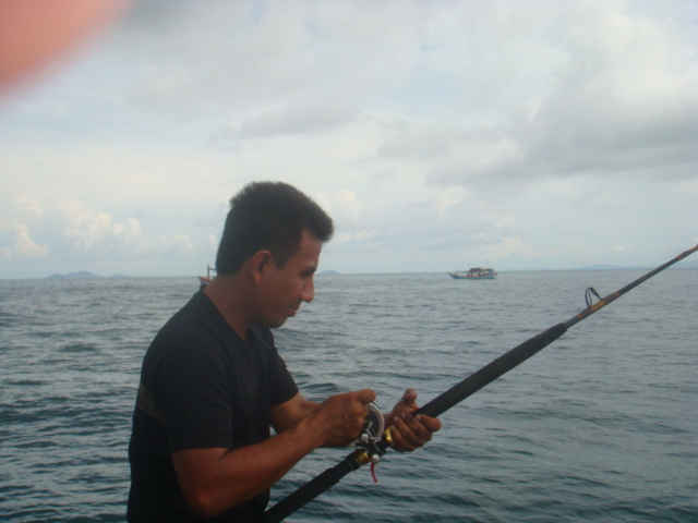 เสียงรอกหวีดดังสนั่น....จากสายลอยท้ายเรือของบังดุ ที่เกี่ยวเหยื่อปลาเป็น  ลอยกลางน้ำ.....

บังดุวิ