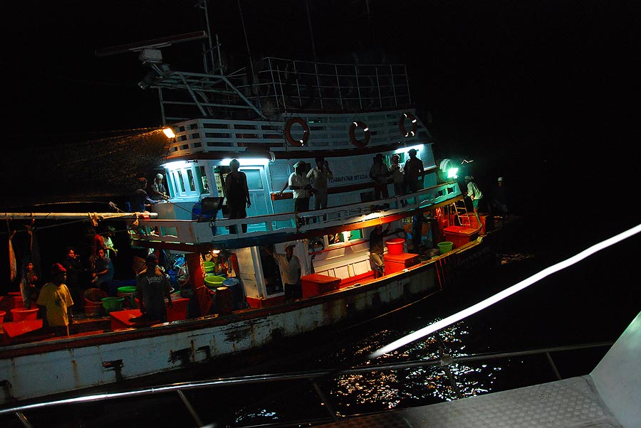 คนเรือเยอะจริง  เขาก็ดีใจเจอเพื่อน กันทะเล

บอกว่าออกเรือมาแล้ว  5 เดือน.... เดี๋ยวอีก 4 วัน เรือแ