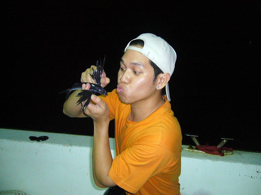 วิ่งเรือ เข้าหมาย  พี่โท บอก  ต้องหาหมายที่เป็นดาน หนา หนา  ขอบดอน  ปลาใหญ่ ชอบอยู่

โต้ง  ตักปลาน