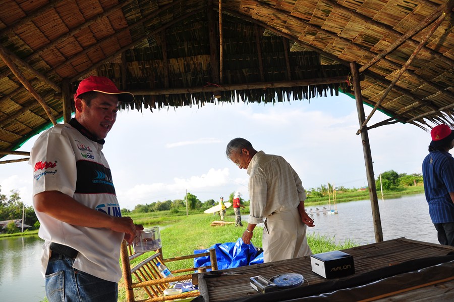 เมื่อกี้ ป๋าใหญ่ เดินมาดูบอกของรางวัลน้อยไป เดี๋ยวหามาเพิ่มก่อน (สุดยอดเลยครับ) :grin: :grin: :grin: