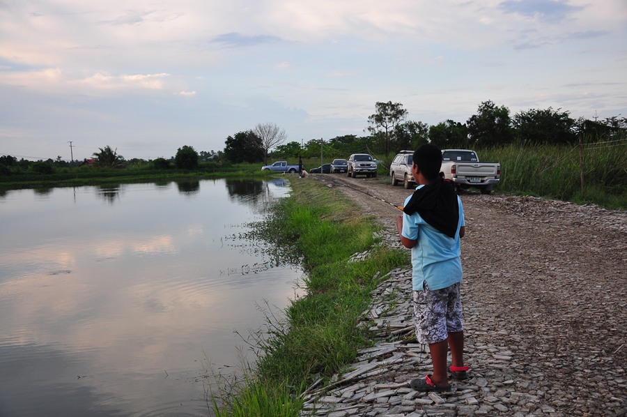 เราตามไปดูตากล้องที่เดินไปถ่ายรูป