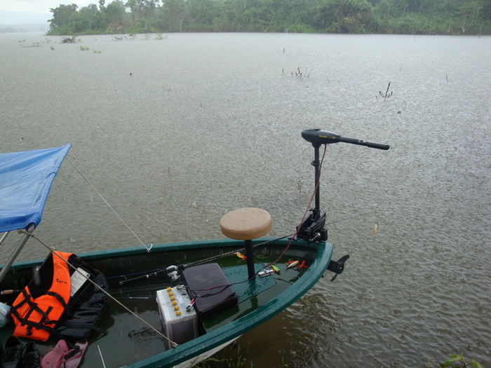 ฝนยังคงตกลงมาเรื่อยๆ จนต้องลงไปคอยตักน้ำออกจากห้องท้ายเรือ
สุดท้าย หลังฝนซา พวกเราก็ตัดสินใจกลับ   