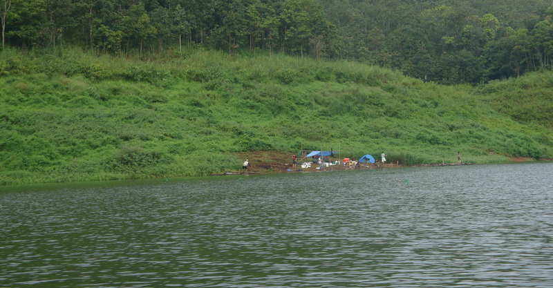 ตำนานรถถัง ที่นี่ ค่อนข้างน่าสนใจครับ 