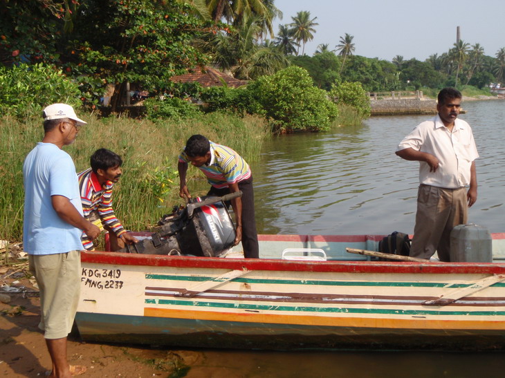 เรือใหม่ แต่มือสอง ที่ผมพยายามให้น้า ริชึ่ม ลงทุนซื้อ ลำนี้ รวมเครื่องยนต์ แล้ว 120,000 RS รูปี ครับ