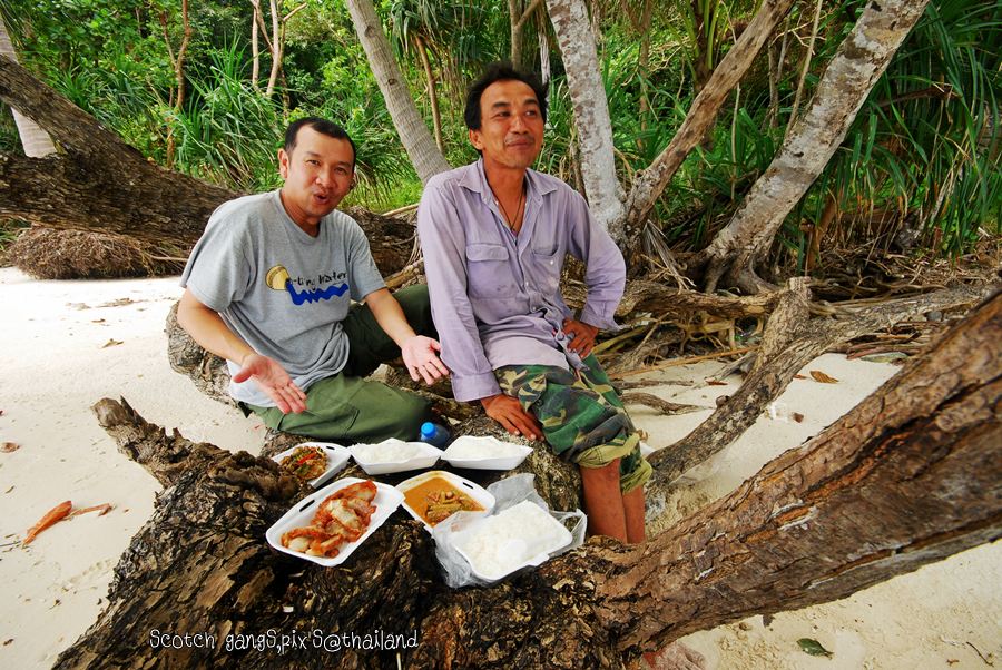 หลังจากเอาแรงออกแล้ว...ชักหิววุ้ยยย หม่ำๆๆๆ ข้าวดีก่า เด่ว ลมแรง บ่าย จะไม่ได้ออก ตกซ่ะ  :laughing: 
