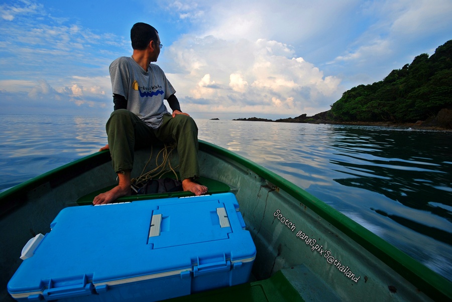 รีบออกจากเกาะ(ส่วนตัว) คุ้ม และตั้งใจผ่านหัวแหลม หวังเอาตัวทันที

นั้นนๆๆๆเห็นฝูง ไหม ตรุ๊กกกก  :o