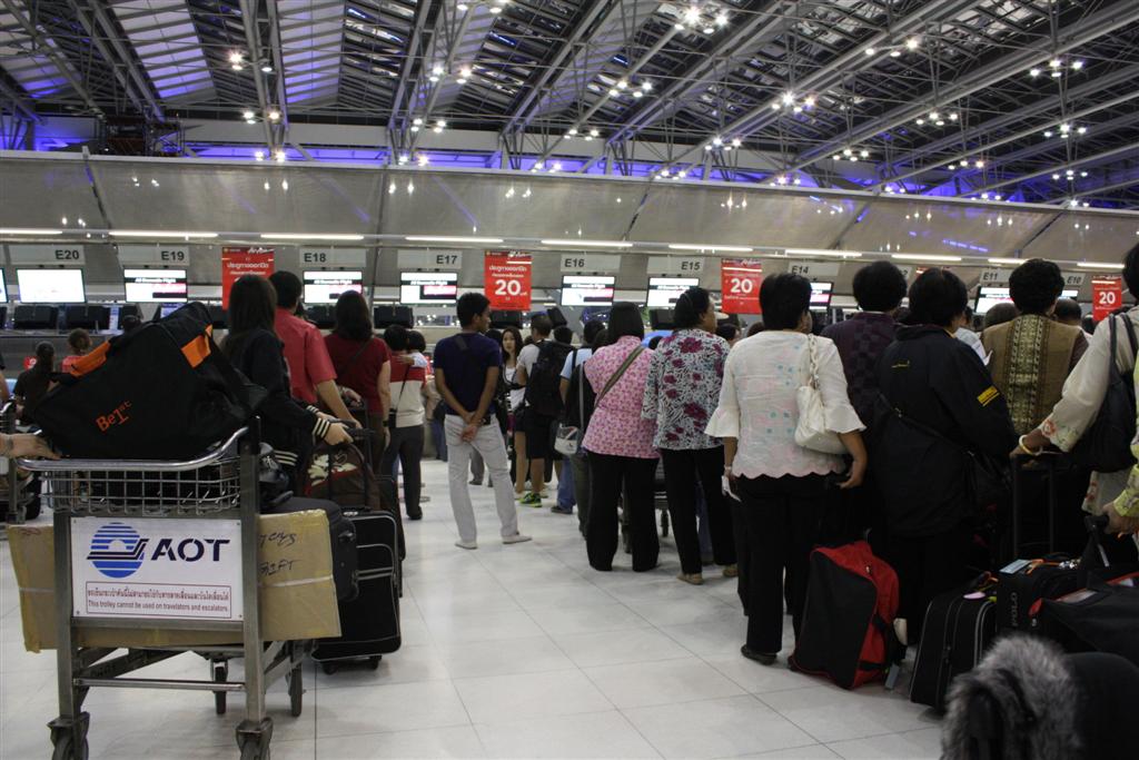 check in เคาน์เตอร์ AIR ASIA สุวรรณภูมิ คนไปเที่ยวกันเยอะมาก เต็มทุกที่นั่งครับ