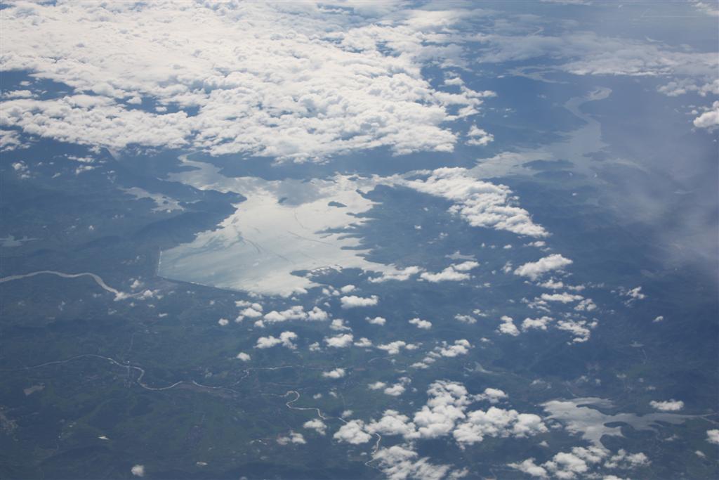 บินผ่านเวียตนาม มองเห็นทะเลสาบใหญ่