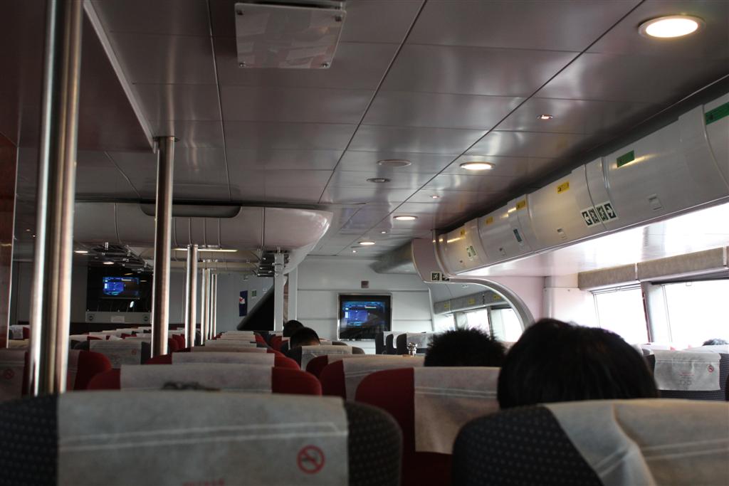 ภายในเรือกว้างขวางนั่งได้สบาย แอร์เย็นฉ่ำ มีอาหารเครื่องดื่มขาย