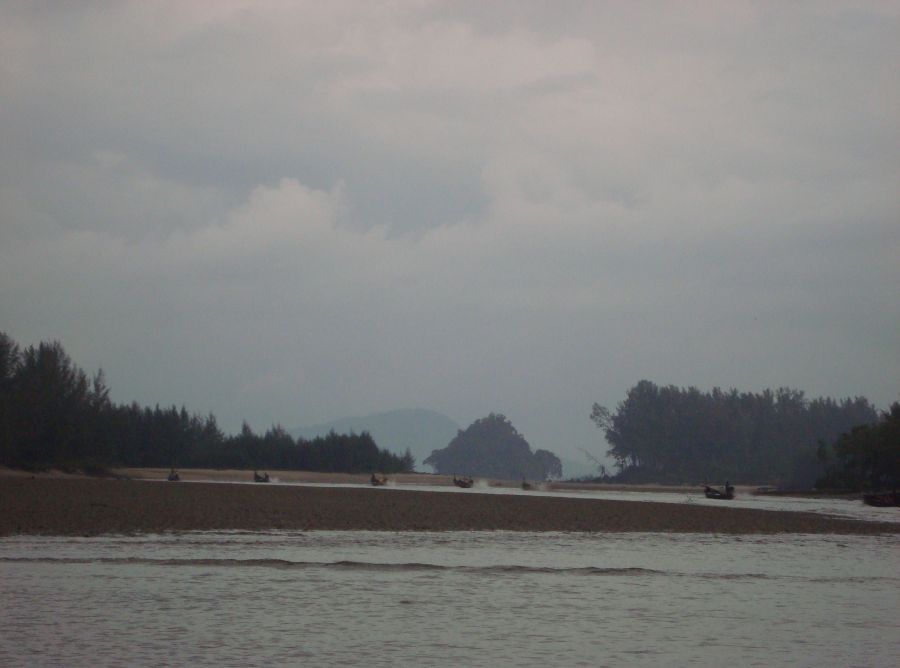 เร่งเครื่องกันใหญ่ ชายหาดตอนเข้าครับ น้ำลงๆๆ ต้องเข้าก่อน 4 โมงเย็น หรือ 7 โมงเย็นไปเลยครับ