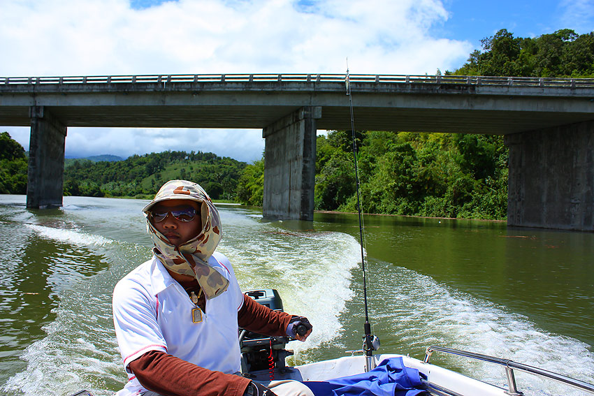 กำลังขับเรือหาแห้วอยู่ครับ