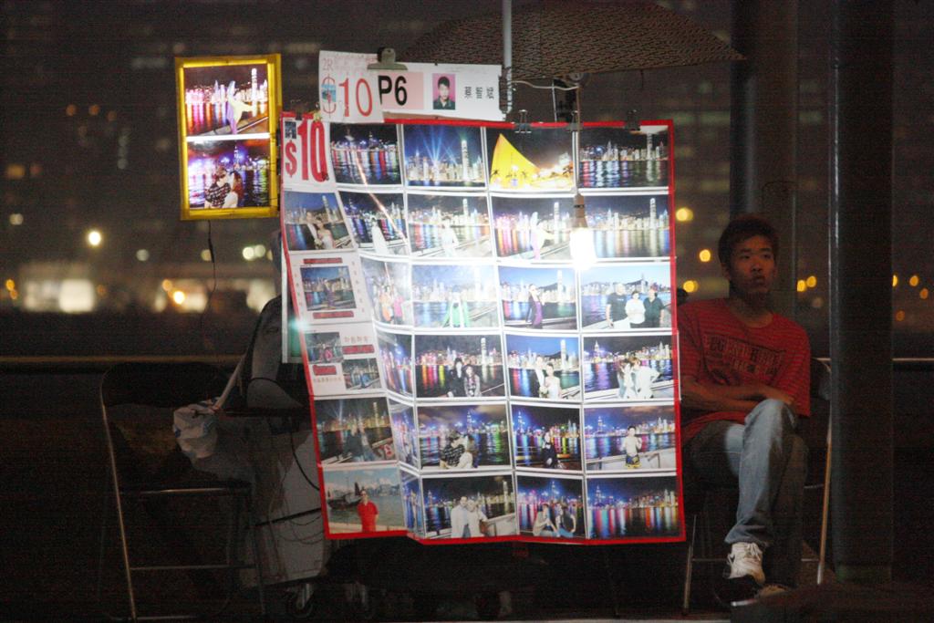 ร้านทำรูปมืออาชีพ ถ่ายรูปเราไปใส่ในวิวที่เขาเตรียมไว้ ใบละ 50 บาท